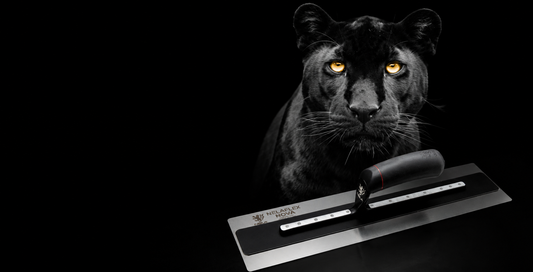 Schwarzer Panther mit vollständiger NELAFLEX NOVA Glättekelle
